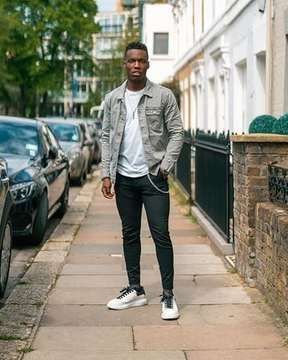 С чем носить темно-серую джинсовую рубашку мужчине