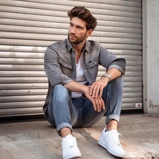 С чем носить темно-серую джинсовую рубашку мужчине