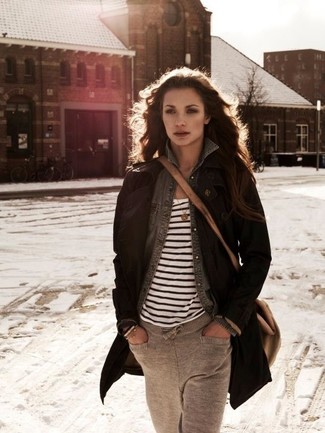 С чем носить темно-серую джинсовую рубашку женщине