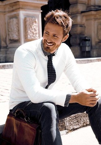 С чем носить темно-серую джинсовую рубашку мужчине