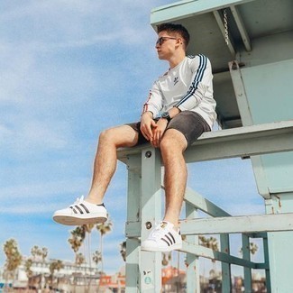 С чем носить темно-серые джинсовые шорты мужчине