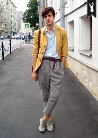 Какие брюки чинос носить с темно-серыми ботинками дезертами