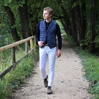 Какие брюки чинос носить с темно-серыми ботинками дезертами