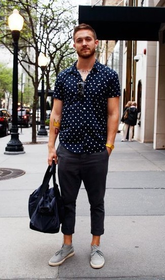 Какие брюки чинос носить с темно-серыми ботинками дезертами