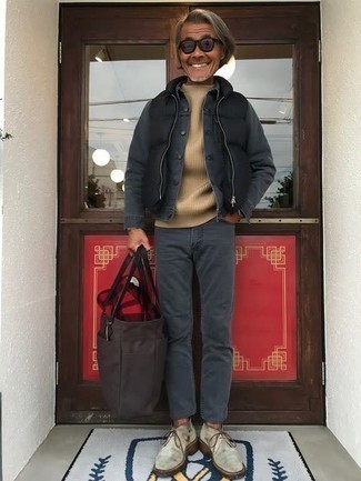 Какие куртки без рукавов носить с темно-серыми ботинками дезертами