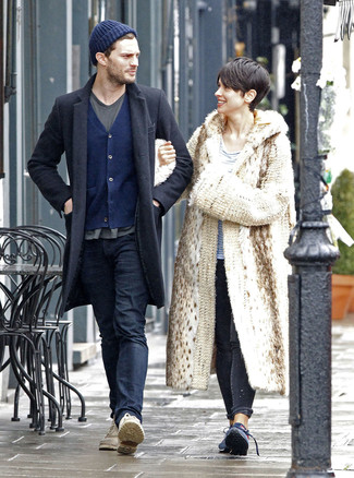 Какие длинные пальто носить с темно-серыми ботинками дезертами