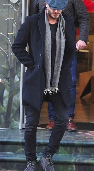 Какие длинные пальто носить с темно-серыми ботинками дезертами