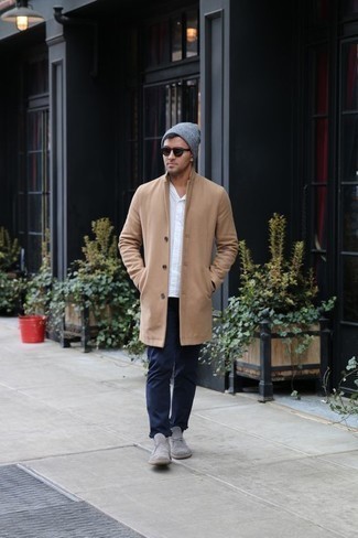 Какие длинные пальто носить с темно-серыми ботинками дезертами