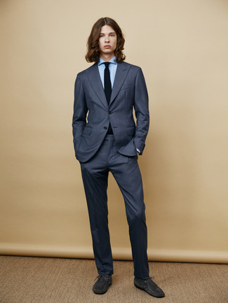 Какие костюмы носить с темно-серыми ботинками дезертами