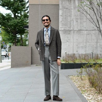 Какие ботинки челси носить с темно-серым двубортным пиджаком мужчине