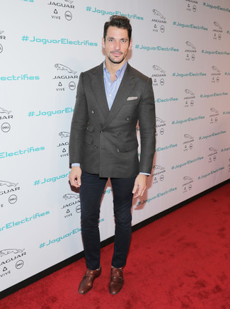 Какие брюки чинос носить с темно-серым двубортным пиджаком