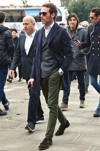 Какие брюки чинос носить с темно-серым двубортным пиджаком