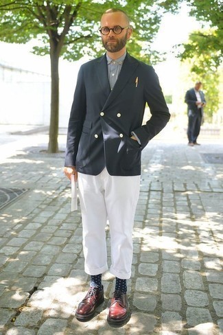 Какие брюки чинос носить с темно-серым двубортным пиджаком