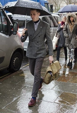 Какие брюки чинос носить с темно-серым двубортным пиджаком