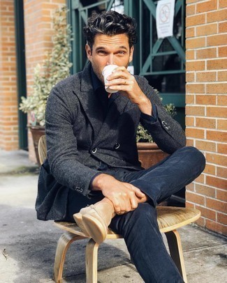 Какие брюки чинос носить с темно-серым двубортным пиджаком