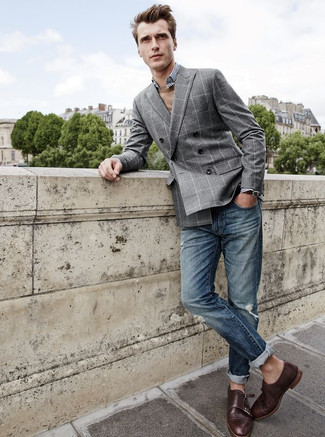 Какие джинсы носить с темно-серым двубортным пиджаком мужчине