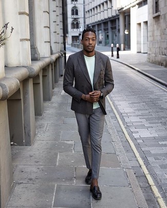 Какие лоферы носить с темно-серым двубортным пиджаком мужчине