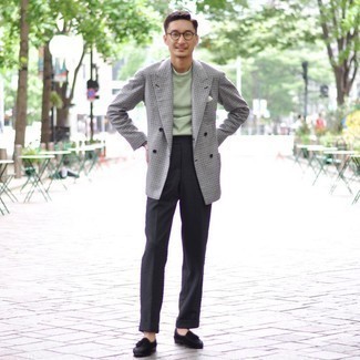 Какие лоферы носить с темно-серым двубортным пиджаком мужчине
