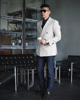 Какие лоферы носить с темно-серым двубортным пиджаком мужчине