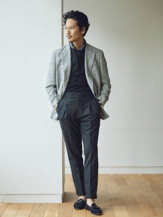 Какие лоферы носить с темно-серым двубортным пиджаком мужчине