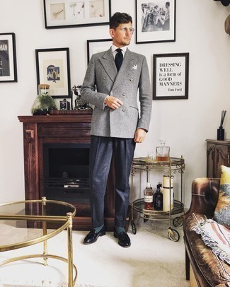 Какие лоферы носить с темно-серым двубортным пиджаком мужчине
