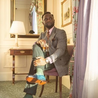 Какие лоферы носить с темно-серым двубортным пиджаком мужчине