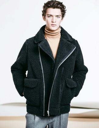 Какие косухи носить с темно-серыми классическими брюками мужчине