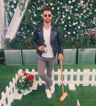 Какие косухи носить с темно-серыми классическими брюками мужчине