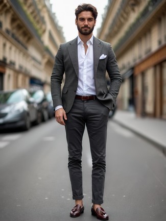 Как носить темно-серые классические брюки с серым пиджаком мужчине