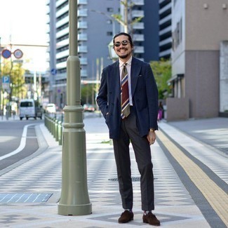 С чем носить темно-серые классические брюки мужчине