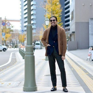 С чем носить темно-серые классические брюки мужчине