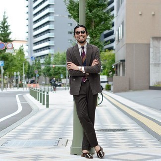 С чем носить темно-серые классические брюки мужчине