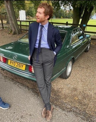 С чем носить темно-серые классические брюки мужчине