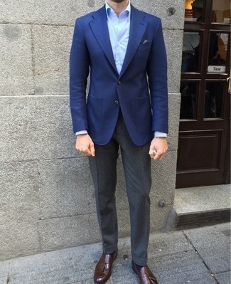 С чем носить темно-серые классические брюки мужчине