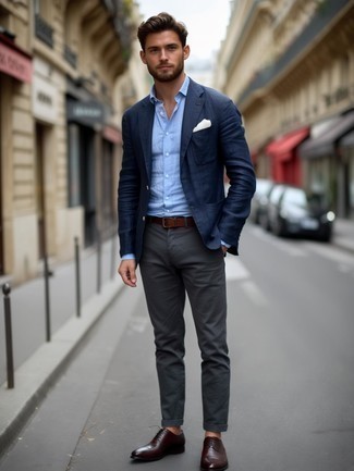 С чем носить темно-серые классические брюки мужчине
