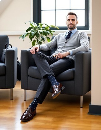 С чем носить темно-серые классические брюки мужчине