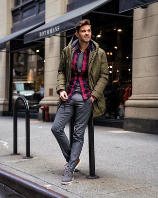 Какие парки носить с темно-серыми классическими брюками мужчине