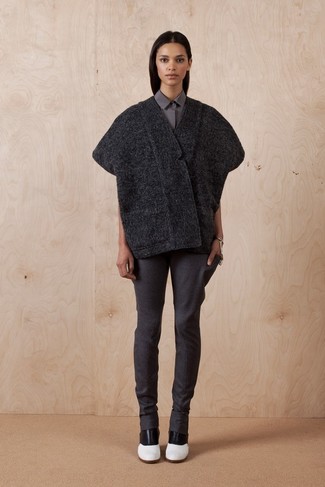 С чем носить темно-серую классическую рубашку женщине