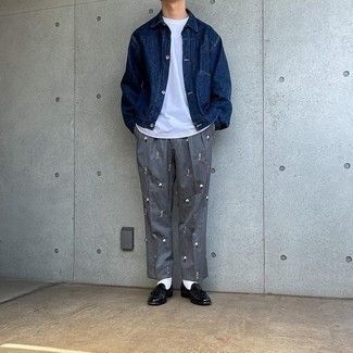 С чем носить темно-серые брюки чинос с вышивкой