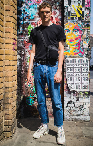 С чем носить темно-серую поясную сумку мужчине