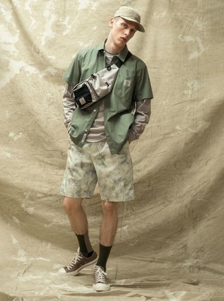 С чем носить темно-серую поясную сумку мужчине