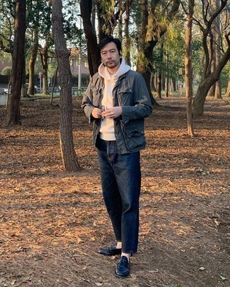 Как носить темно-серую полевую куртку с темно-синими джинсами
