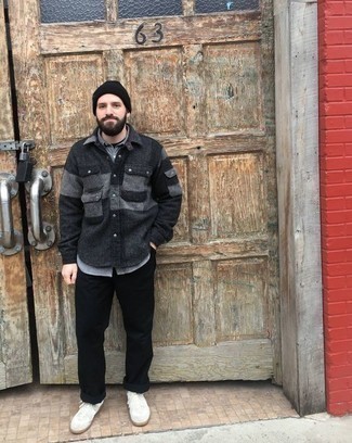 С чем носить темно-серую фланелевую куртку-рубашку мужчине