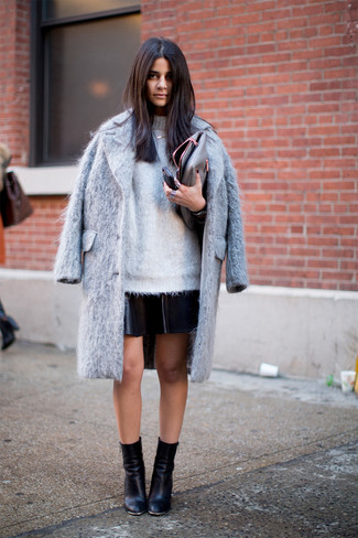 С чем носить темно-серое пушистое пальто женщине