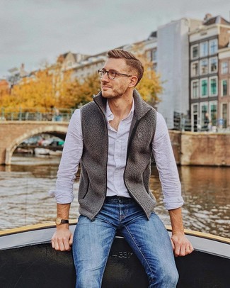 Как носить темно-серую куртку без рукавов с синими джинсами мужчине