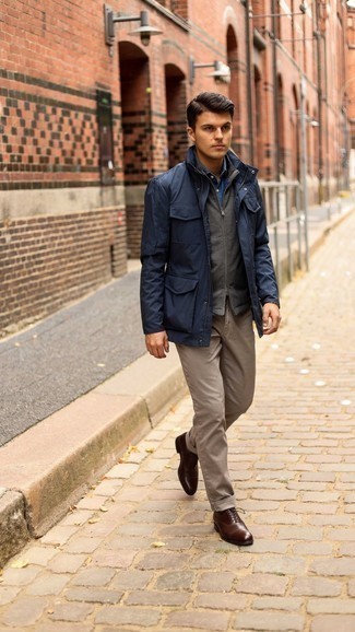 Какие брюки чинос носить с темно-серой курткой без рукавов