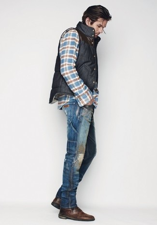 Какие джинсы носить с темно-серой курткой без рукавов мужчине