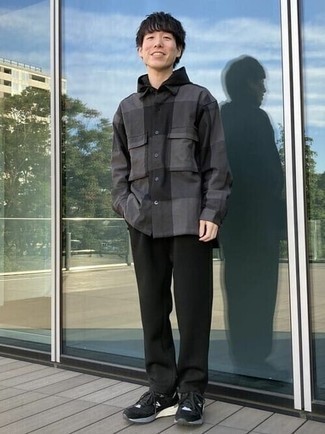 С чем носить темно-серую рубашку с длинным рукавом в мелкую клетку мужчине