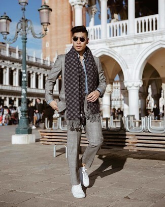 С чем носить темно-серый шарф в мелкую клетку мужчине
