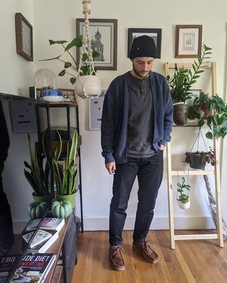 Какие бомберы носить с темно-серой футболкой на пуговицах мужчине